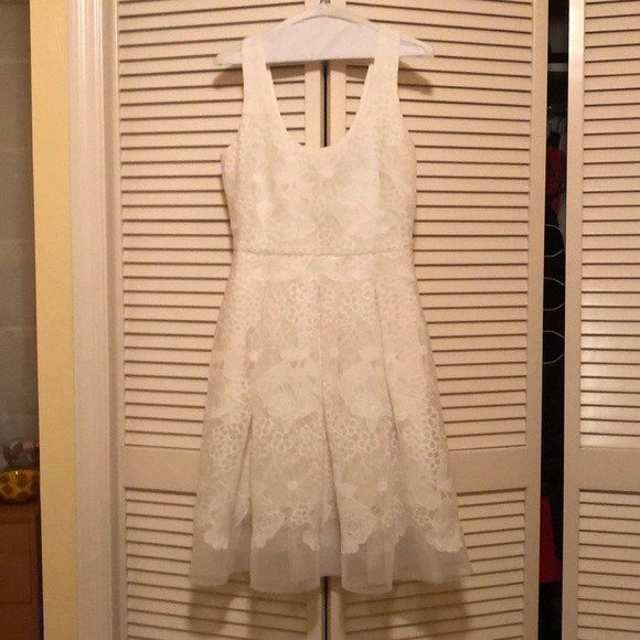 Badgley Mischka Embroidered honeycomb mesh - Picture 3 of 5